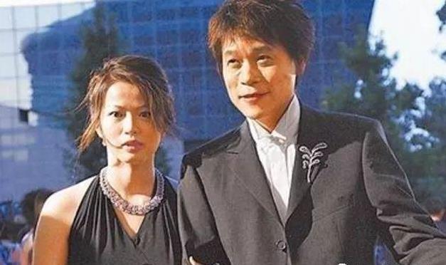 55歲洪榮宏閃娶「小鄧麗君」三度結婚，嬌妻美貌曝光！才知道他為什麼藏的這麼深！