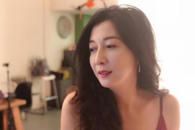 吳綺莉復出？卷發紅裙身材曼妙，這位單親媽媽終於願為自己而活了