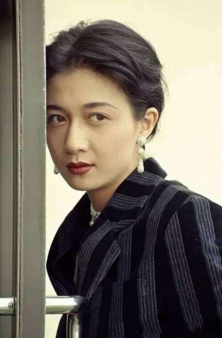 吳綺莉復出？卷發紅裙身材曼妙，這位單親媽媽終於願為自己而活了