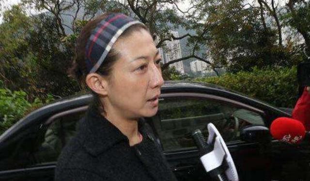 吳綺莉復出？卷發紅裙身材曼妙，這位單親媽媽終於願為自己而活了