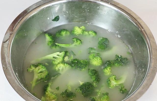 西藍花洗不幹凈?教你一個小竅門,髒東西自己跑出來