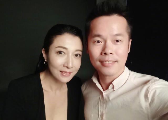 吳綺莉復出？卷發紅裙身材曼妙，這位單親媽媽終於願為自己而活了