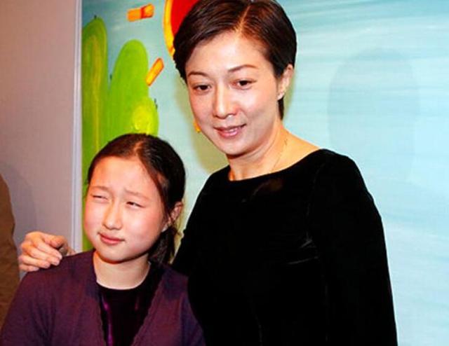 吳綺莉復出？卷發紅裙身材曼妙，這位單親媽媽終於願為自己而活了