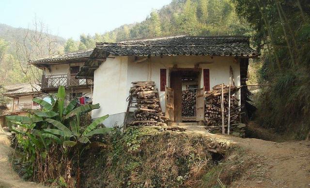 城裡兒媳回老家，嫌棄丈夫老家窮，男子說出八個字，讓村民稱贊