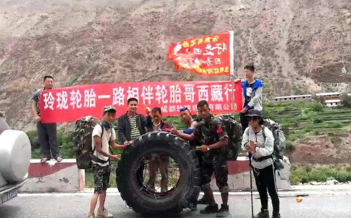 那些徒步去西藏旅遊的人，為啥還要滾一個輪胎？ 答案你絕對想不到