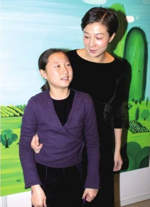 吳綺莉復出？卷發紅裙身材曼妙，這位單親媽媽終於願為自己而活了