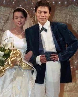 55歲洪榮宏閃娶「小鄧麗君」三度結婚，嬌妻美貌曝光！才知道他為什麼藏的這麼深！