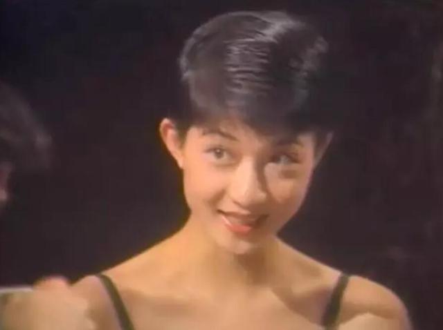 吳綺莉復出？卷發紅裙身材曼妙，這位單親媽媽終於願為自己而活了