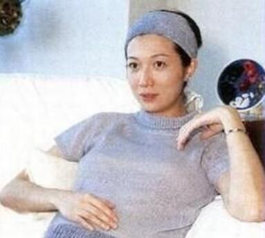 吳綺莉復出？卷發紅裙身材曼妙，這位單親媽媽終於願為自己而活了