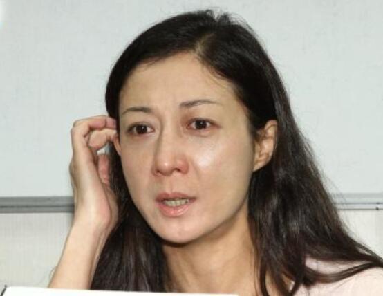 吳綺莉復出？卷發紅裙身材曼妙，這位單親媽媽終於願為自己而活了
