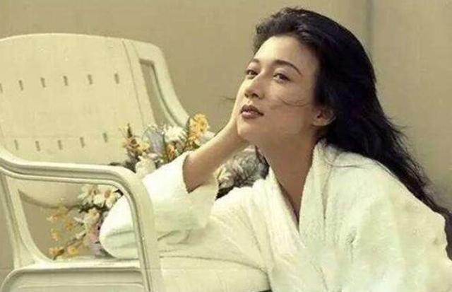 吳綺莉復出？卷發紅裙身材曼妙，這位單親媽媽終於願為自己而活了
