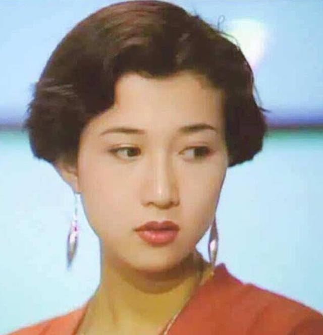 吳綺莉復出？卷發紅裙身材曼妙，這位單親媽媽終於願為自己而活了