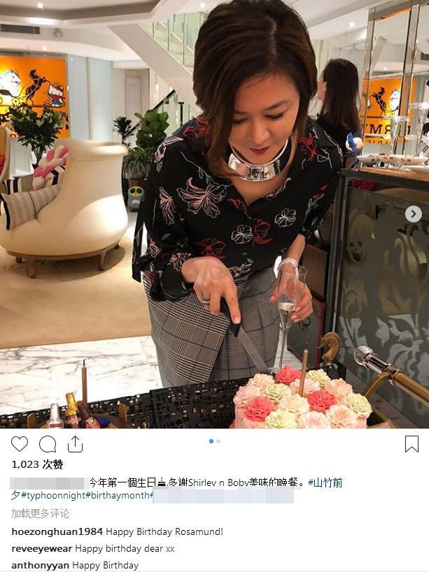 關之琳過今年第一個生日，優雅彎腰切蛋糕，大銀項圈亮了！