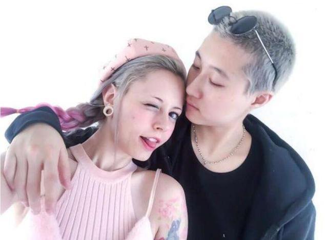 吳綺莉復出？卷發紅裙身材曼妙，這位單親媽媽終於願為自己而活了