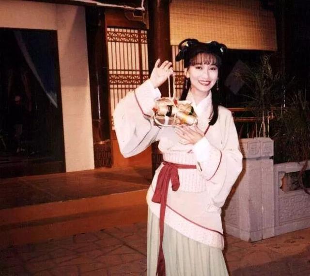 趙雅芝拍攝新白娘子傳奇時已經38歲了?你可曾見過她18歲的樣