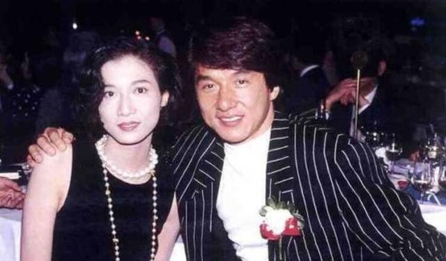 吳綺莉復出？卷發紅裙身材曼妙，這位單親媽媽終於願為自己而活了