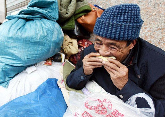 小夥每天給流浪老人兩包子，見到老人兒子，他才知老人身份不一般