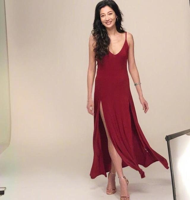 吳綺莉復出？卷發紅裙身材曼妙，這位單親媽媽終於願為自己而活了