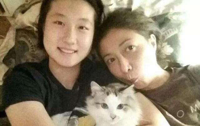 吳綺莉復出？卷發紅裙身材曼妙，這位單親媽媽終於願為自己而活了