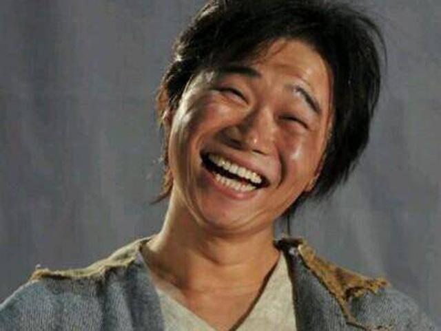 孤寡老人收留傻子男孩,男孩救了她一命,男孩父母卻跪在老人麵前