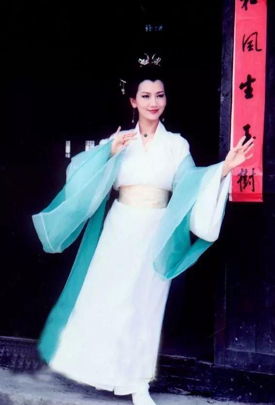 趙雅芝拍攝新白娘子傳奇時已經38歲了?你可曾見過她18歲的樣