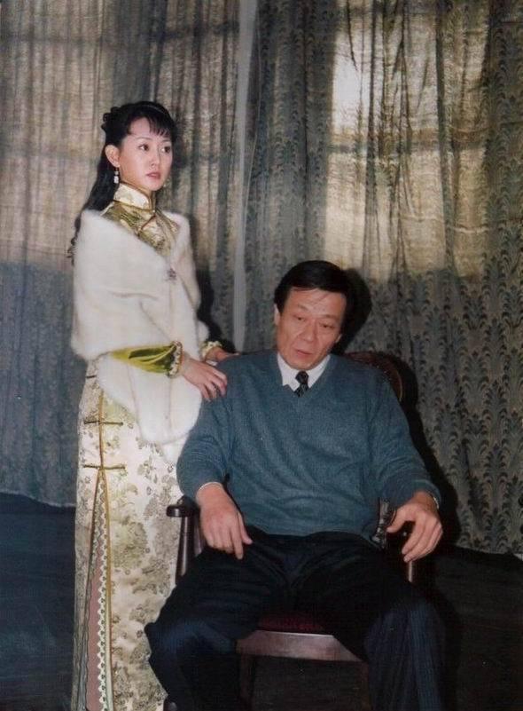 身為明星的他娶了兩個妻子，只有一樓之隔，如今64歲患「中風」！