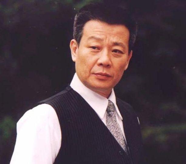 身為明星的他娶了兩個妻子，只有一樓之隔，如今64歲患「中風」！