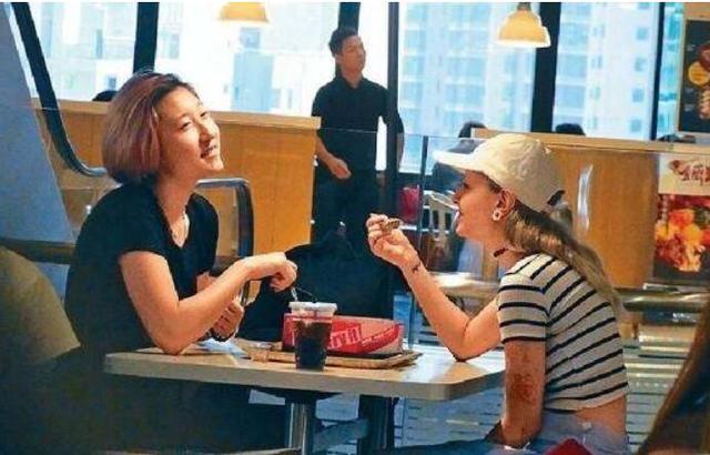 吳綺莉復出？卷發紅裙身材曼妙，這位單親媽媽終於願為自己而活了