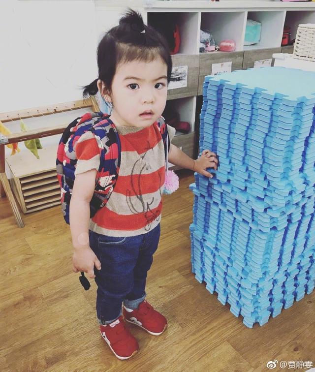 賈靜雯接波妞放學慘遭嫌棄，女兒眉頭一皺意外撞臉蕭敬騰超有戲