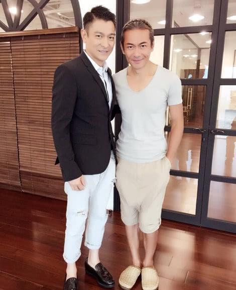 劉德華雙胞胎弟弟現身街頭，跟華仔相似度高達99%，網友：以為是華仔本尊！