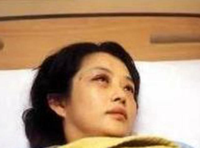 娛樂圈最慘女星，嫁入豪門13天被砍斷手指，懷孕15周被踢流產