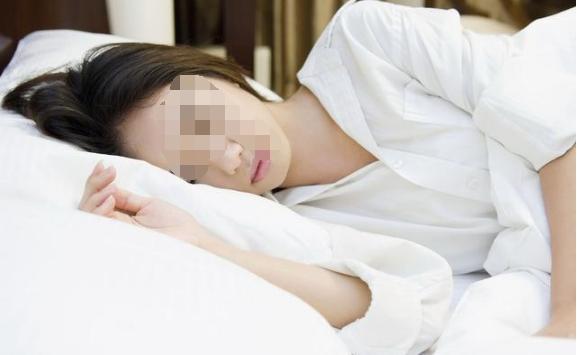 妹妹每次去姐姐家，都說姐夫床底下有人，姐姐好奇撩起床墊，傻住 