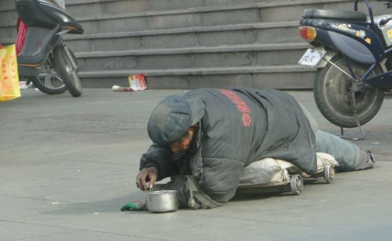 父親扮乞丐回家，3個兒子全都讓滾，唯獨女兒養他，一回家高興壞了