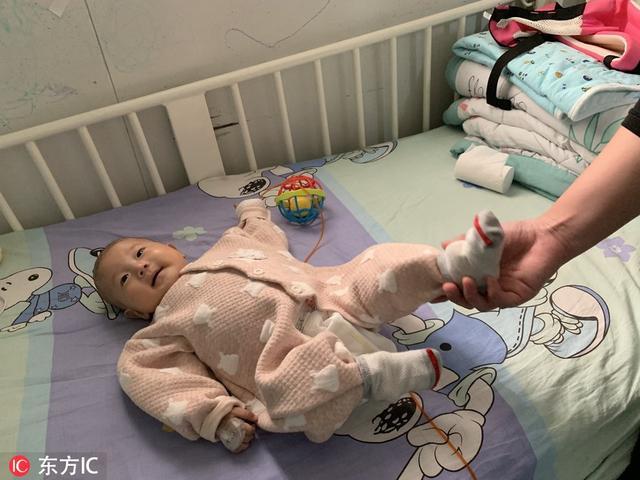 女兒突然不買零食玩具，三個月攢下13塊錢，原來只為給弟弟看病