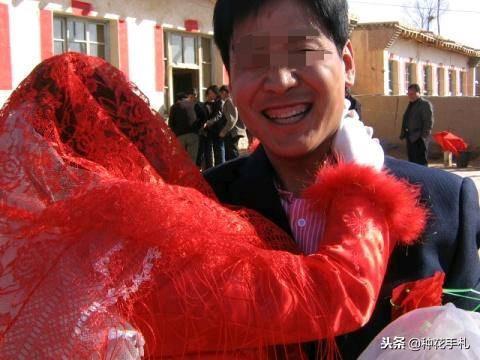 新婚夜丈夫給妻倒杯水，婆婆冒雨去親家告狀，老公的做法暖心了