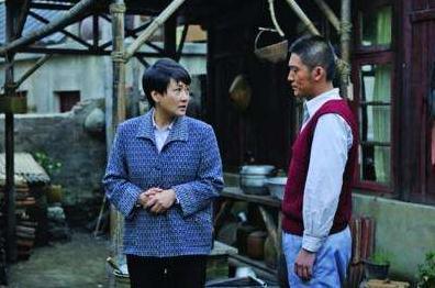 嶽母大壽，女婿送一對金鐲子，吃飯時看見嶽母手腕，女婿怒掀桌子