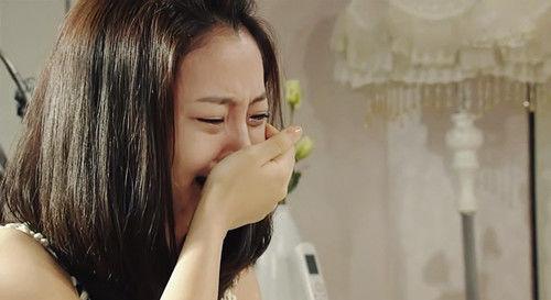 新婚夜，婆婆送俺傳家玉鐲，吃飯時嫂子一直踢俺，跟她出門俺蒙了