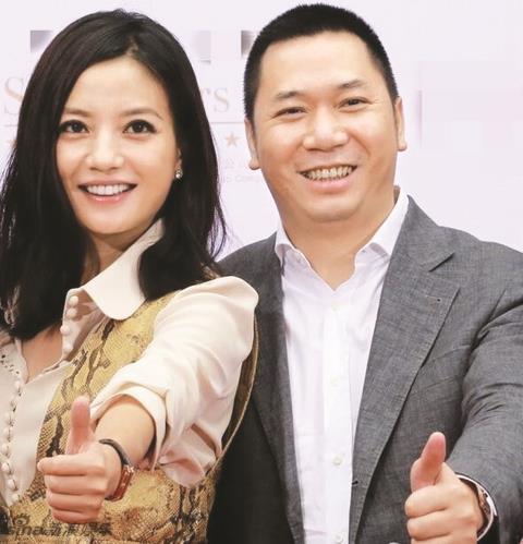 趙薇二胎終迎來一子，數十億家產後繼有人黃有龍老婆辛苦了！