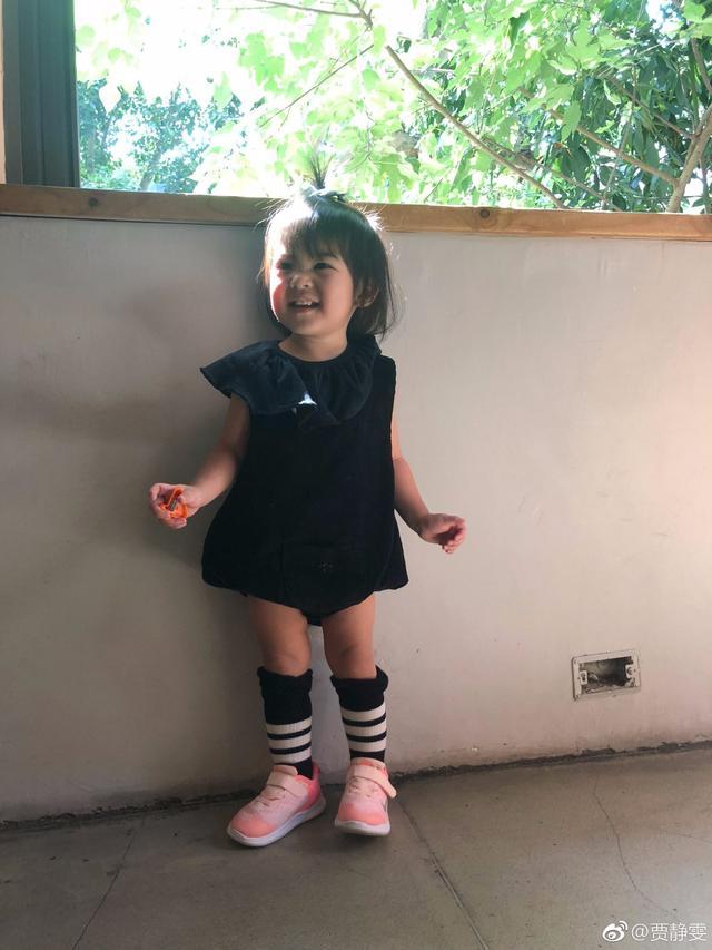 賈靜雯接波妞放學慘遭嫌棄，女兒眉頭一皺意外撞臉蕭敬騰超有戲