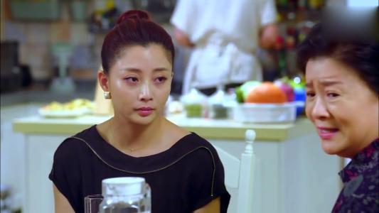 丈夫去世20年，女兒帶回男友，男孩指著遺照尖叫不可能，妻淚目