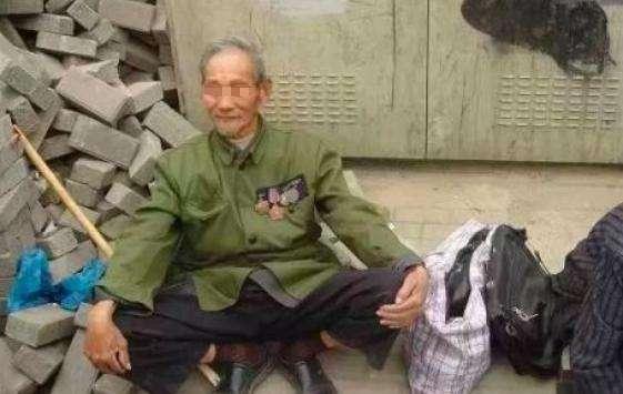 父親扮乞丐回家，3個兒子全都讓滾，唯獨女兒養他，一回家高興壞了