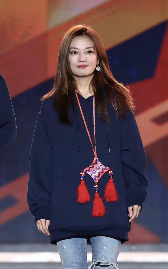 林心如和趙薇同台，參加成龍發起的扶貧晚會，同是42歲差距明顯！