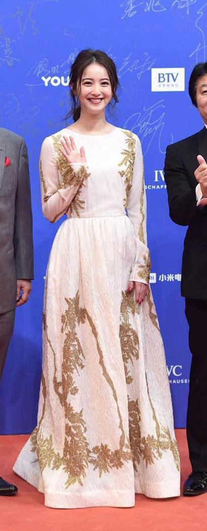 在她麵前劉亦菲林誌玲都要認輸，「石榴姐」苑瓊丹太猛了！