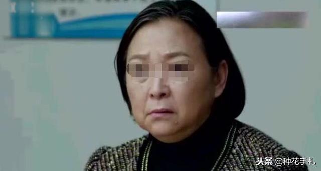 新婚夜丈夫給妻倒杯水，婆婆冒雨去親家告狀，老公的做法暖心了