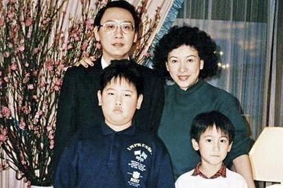 徐楓被丈夫拋下卻依然替夫還債，債主很是佩服，最終將她追求到手！如今68歲的她繼承百億家產，和兩個兒子其樂融融！