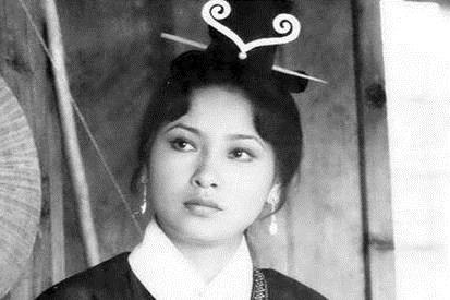 徐楓被丈夫拋下卻依然替夫還債，債主很是佩服，最終將她追求到手！如今68歲的她繼承百億家產，和兩個兒子其樂融融！