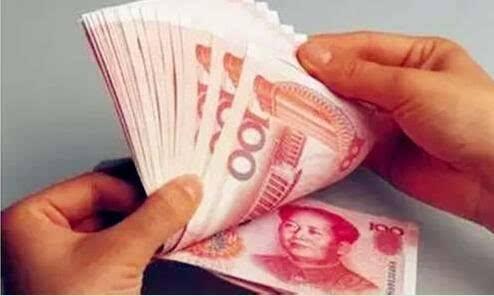 父親扮乞丐回家，3個兒子全都讓滾，唯獨女兒養他，一回家高興壞了