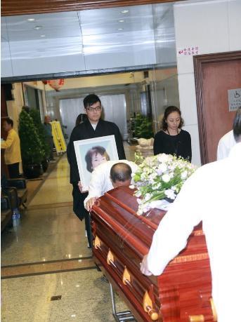 梁朝偉「母親」蘇杏璿葬禮，劉嘉玲悼念，梁詠琪、黃日華、惋惜