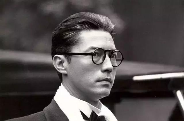 淡出影壇近10年，66歲尊龍近照曝光認不出，但是看了他年輕時的照片，網友：難怪當年被譽為東方第一美男！