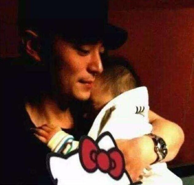 霍建華女兒，劉愷威女兒，差別待遇，網友：都不如周傑倫女兒！